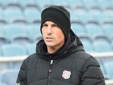 מסתבך בתחתית. אריה (ברני ארדוב)