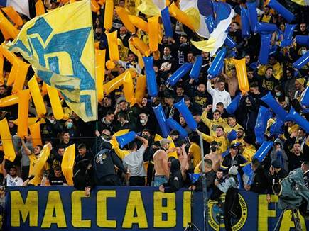 מתוכם חצי ממכבי ת"א, למרות המחאה (צילום: אלן שיבר)