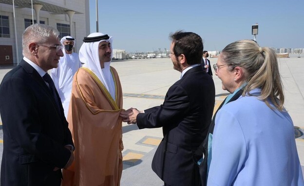 קבלת הפנים באבו דאבי לנשיא ורעייתו  (צילום: עמוס בן גרשום)