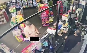 גבר נכנס לתחנת דלק באוסטרליה עירום לגמרי (צילום: twitter/bruno boushet)