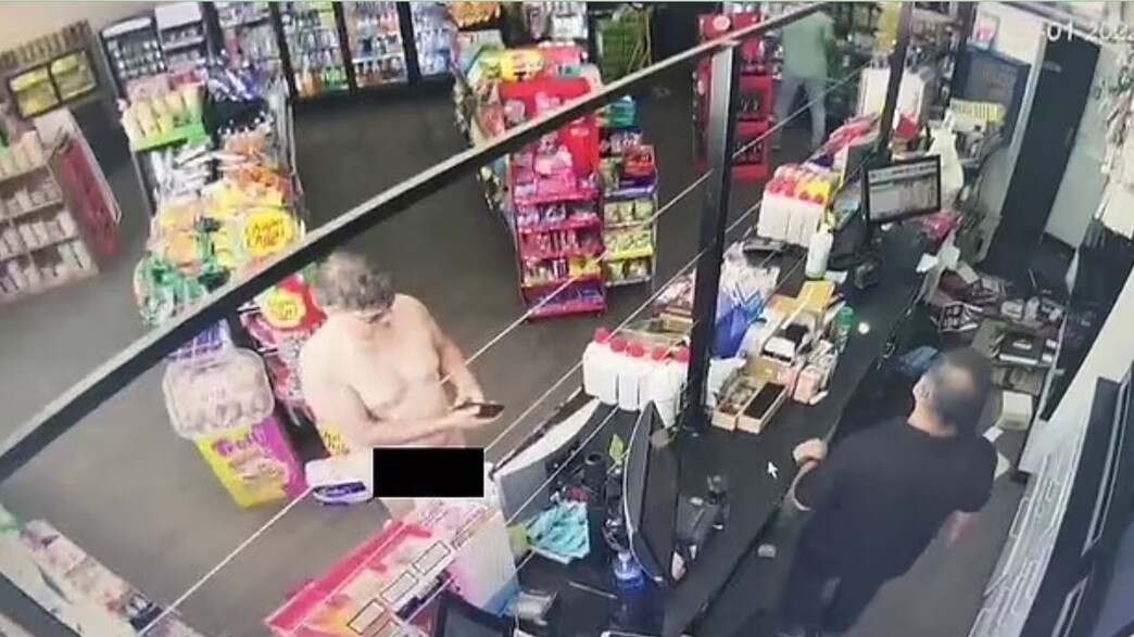גבר נכנס לתחנת דלק באוסטרליה עירום לגמרי (צילום: twitter/bruno boushet)