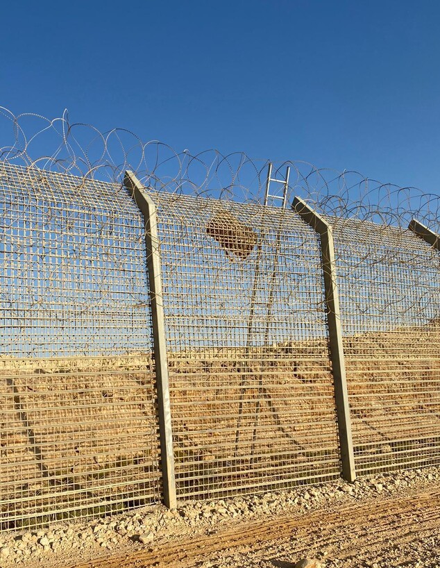 סולם על גדר הגבול עם מצרים שבאמצעותו הבריחו סמים  (צילום: דובר צה"ל)