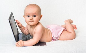 תינוקת ומחשב (צילום: shutterstock)