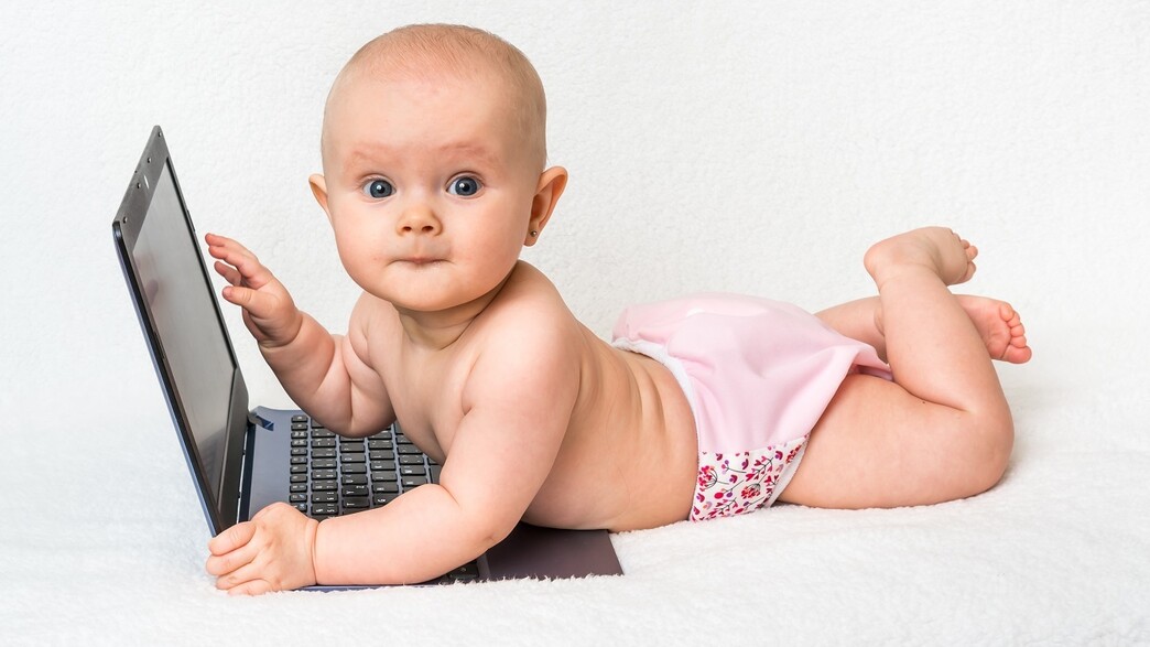 תינוקת ומחשב