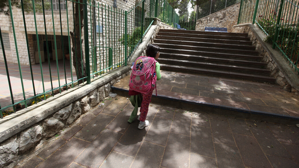 ילדה עם ילקוט, אילוסטרציה ילדה עם ילקוט, אילוסטרציה