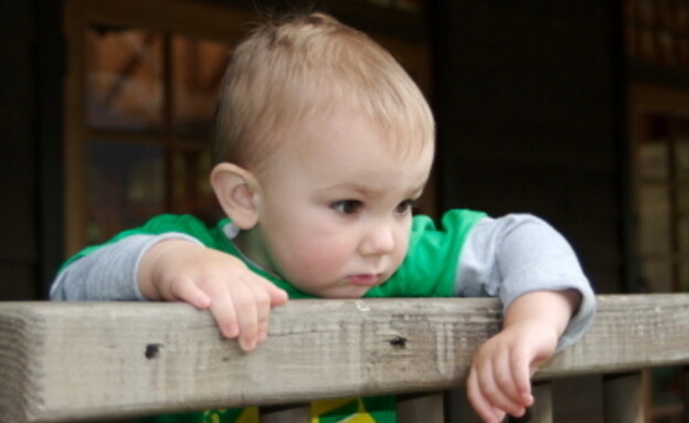 ילד מסתכל (צילום: istockphoto)