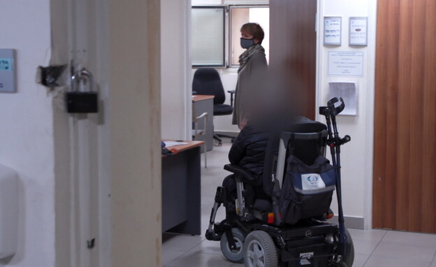 תחקיר: כך חברות מסחריות מקבלות גישה לחולים (צילום: חדשות 12)
