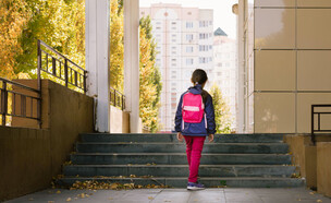 ילדה עם תיק בית ספר הולכת ברחוב (אילוסטרציה: Natalia Belay, shutterstock)
