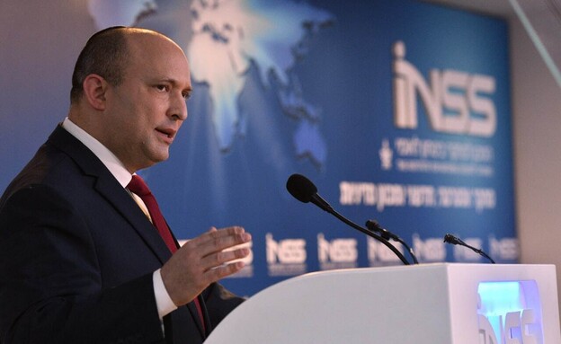 ראש הממשלה נפתלי בנט נואם בכנס INSS (צילום: חיים צח, לע