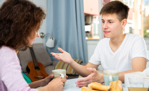 הורים וילדים מדברים  (צילום: BearFotos | shutterstock)