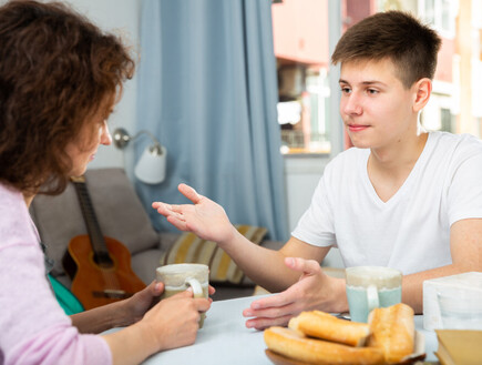 הורים וילדים מדברים  (צילום: BearFotos | shutterstock)