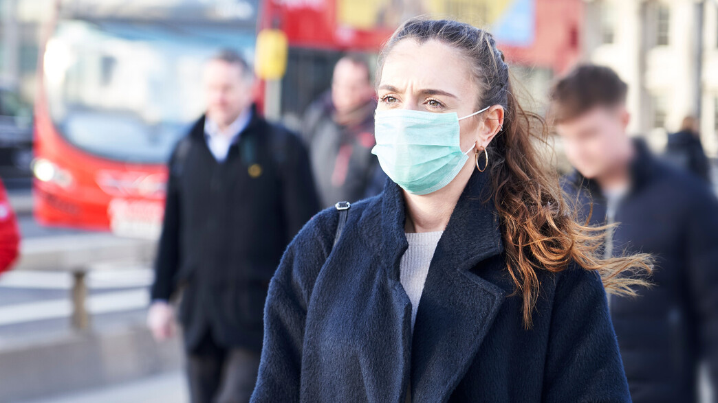 אישה עם מסיכה ברחובות לונדון אישה עם מסיכה ברחובות לונדון