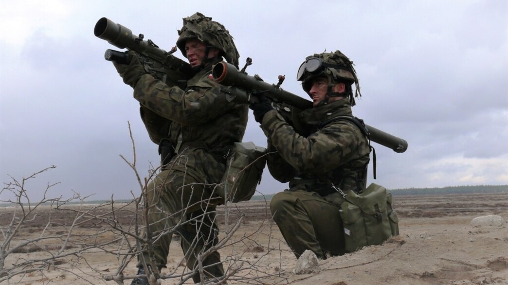 לוחמים עם הטיל (צילום: Ministerstwo Obrony Narodowej)
