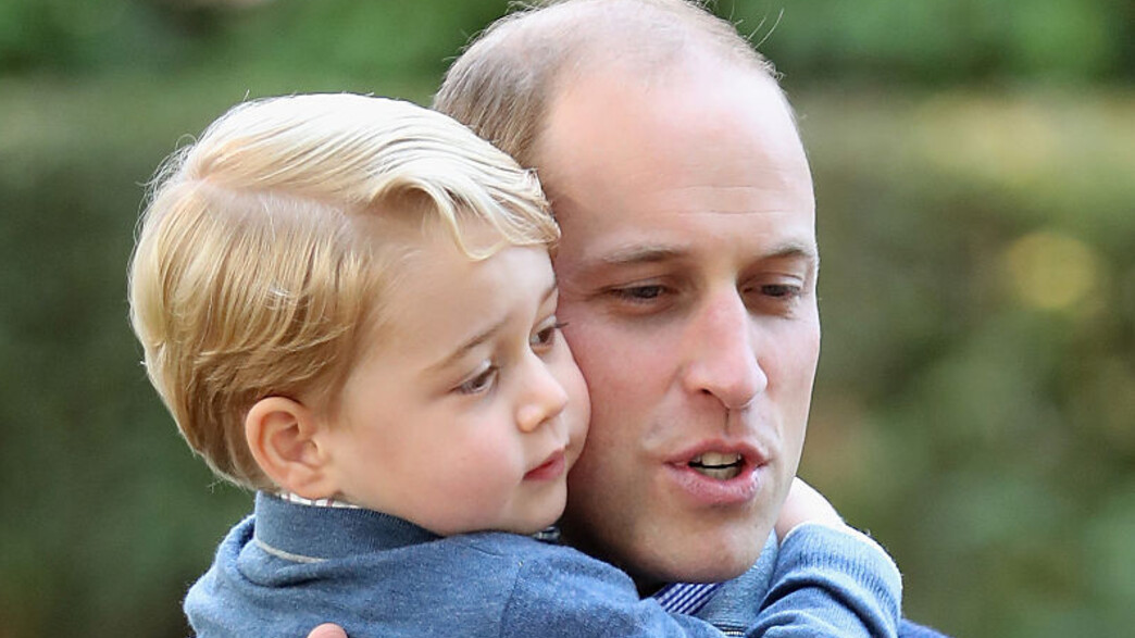 הנסיך ג'ורג' מחבק את אביו הנסיך וויליאם (צילום: GettyImages - Chris Jackson)