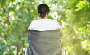 חולה על כיסא גלגלים (צילום: 123rf)