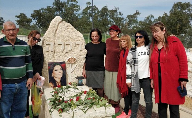 משפחתה של דקלה אטיאס ליד קברה (צילום: יחצ ארגון משפחות נרצחים ונרצחות)