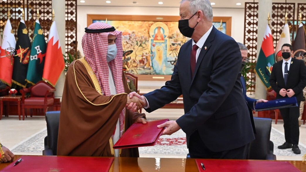 שר הביטחון בני גנץ נפגש עם מלך בחריין חסן שר הביטחון בני גנץ נפגש עם מלך בחריין חסן