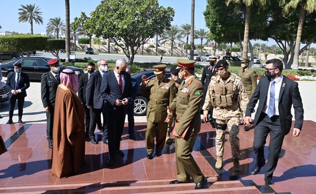 שר הביטחון בני גנץ נפגש עם מלך בחריין חסן (צילום: אריאל חרמוני / משרד הביטחון)