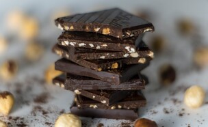 שוקולד מריר (צילום: amirali mirhashemian, unsplash)