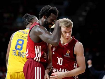 האנטר נהנה מול האקסית (GETTY)