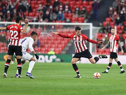 אחת מבעיטות רבות של הבאסקים (GETTY)