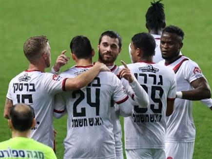 שחקני הפועל ירושלים חוגגים עם גיא בדש. בסיום כבר לא חגגו (דני מרון)