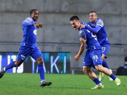 שחקני מכבי פ"ת חוגגים. משחק אדיר (דני מרון)