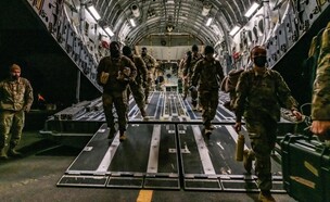 חיילים אמריקאים מגיעים לאירופה (צילום: צבא ארה"ב)