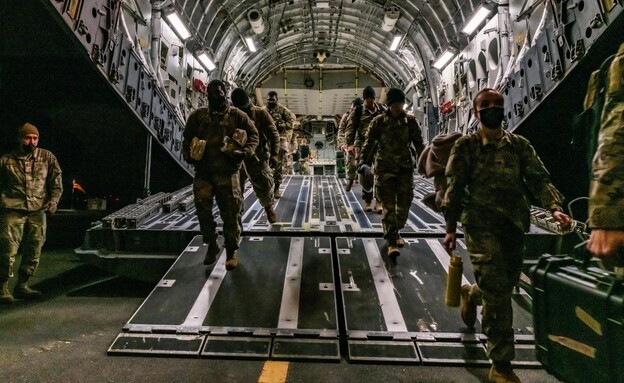 חיילים אמריקאים מגיעים לאירופה (צילום: צבא ארה"ב)