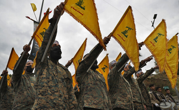 מצעד של חיזבאללה ביום השנה להתנקשות בקאסם סולימאני (צילום: AP)