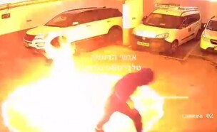 הצתת הרכבים בחניון בפתח תקווה (צילום: אנשי הדממה)