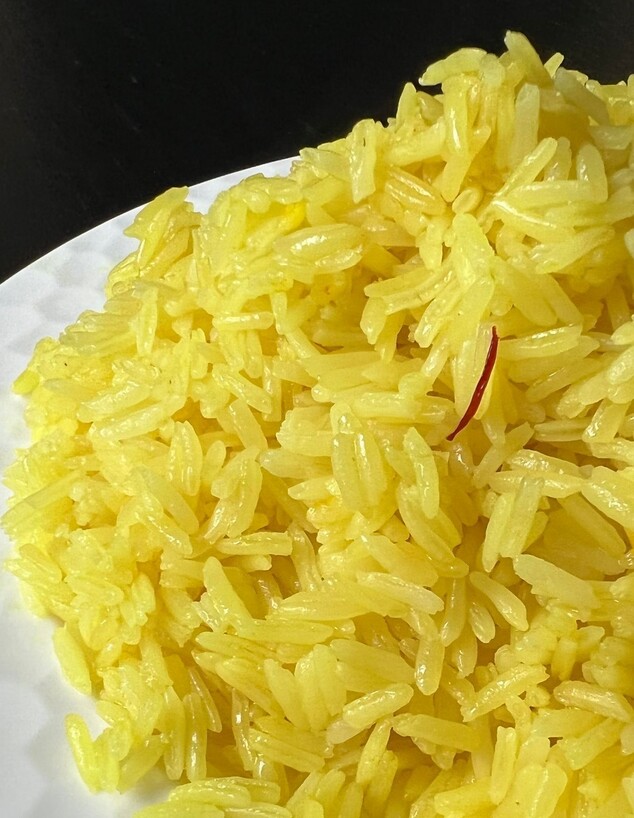 אורז צהוב על הצלחת