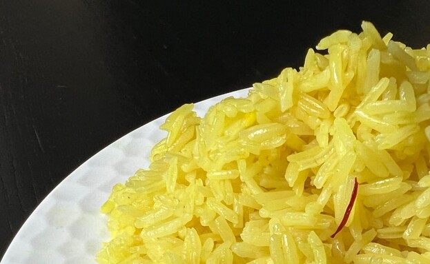 אורז צהוב על הצלחת