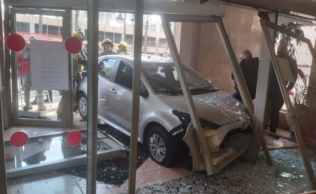 רכב שאיבד שליטה, התנגש בחלון ראווה (צילום: דוברות כבאות והצלה ראשל"צ)