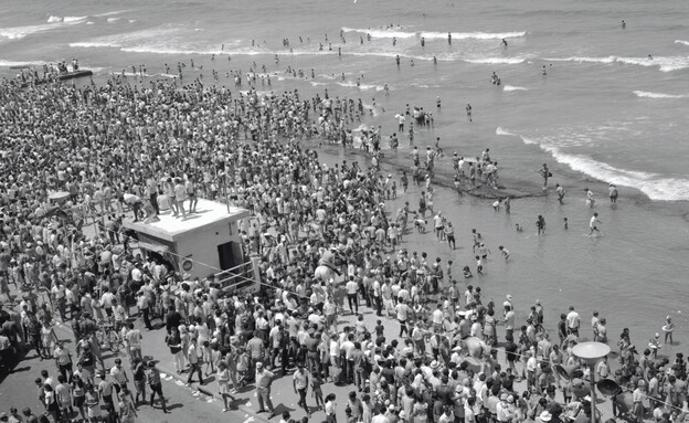 בחוף הים בתל אביב 1969 (צילום: דב דפנאי, ארכיון הצילומים של קק"ל)