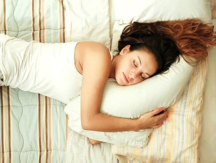 אישה ישנה (צילום: Spectral-Design, Shutterstock)
