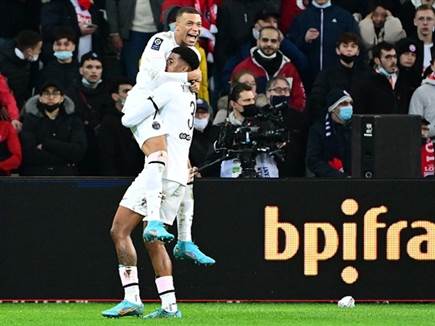 אמבפה מברך את קימפמבה (Getty)