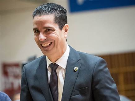 חיוכים בפתיחה. ספרופולוס (עודד קרני)