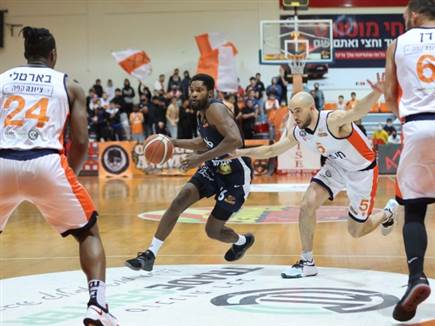 דגלאס נראה נהדר (מנהלת הליגה, לירון מולדובן)