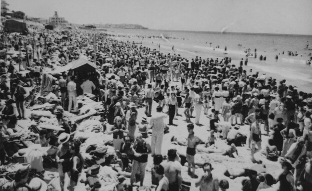 חוף הים של תל אביב, 1945 (צילום: יעקב רוזנר, ארכיון הצילומים של קק"ל)