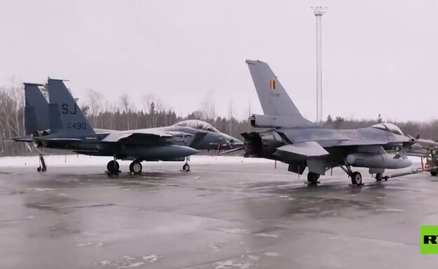 ארה"ב הציבה מטוסי 15-F באסטוניה (צילום: RT)