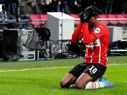 נוני מדוואקה חוגג בהתרגשות. זהבי סידר לו את הראשון (GETTY)