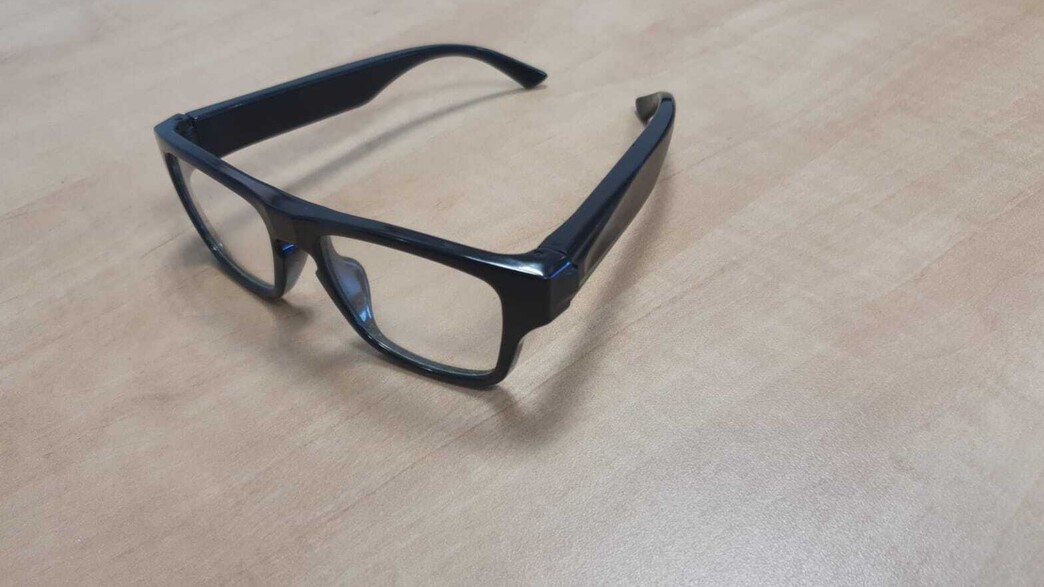 משקפי ריגול שנתפסו אצל הקופאי החשוד משקפי ריגול שנתפסו אצל הקופאי החשוד