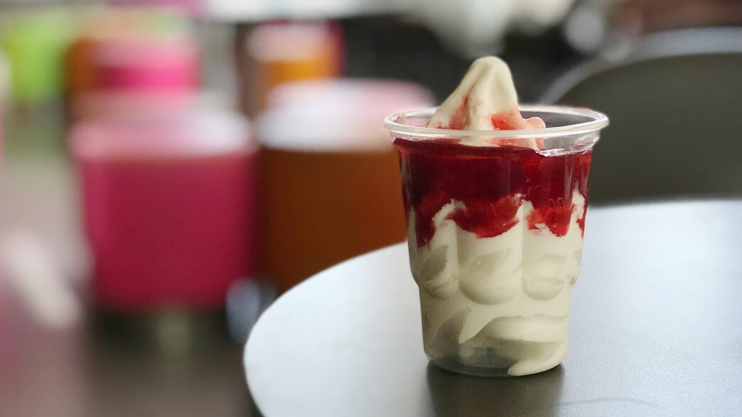 גלידת סאנדיי תות בכוס פלסטיק