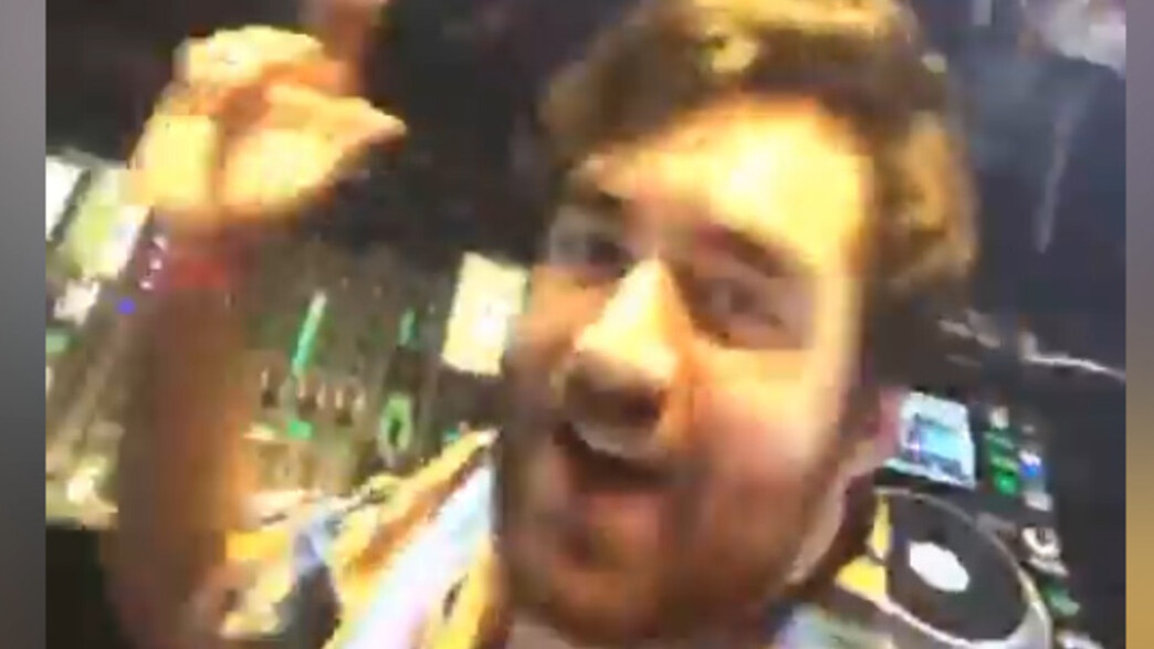 אוליבר הלדנס על הבמה בתל-אביב אוליבר הלדנס על הבמה בתל-אביב