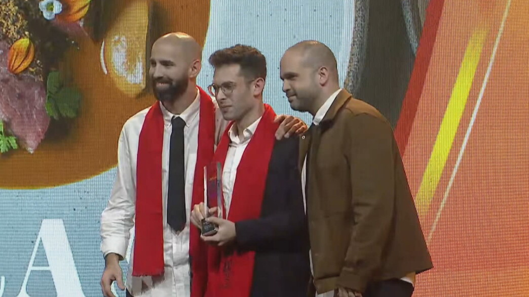 רז רהב עם הפסלון של הזכייה במקום השלישי רז רהב עם הפסלון של הזכייה במקום השלישי