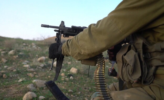 חייל יורה (צילום: חדשות 12)