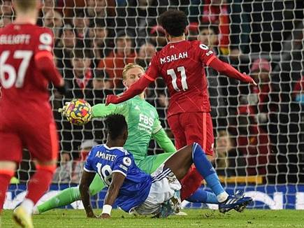 שמייכל עוצר את סלאח (Getty)