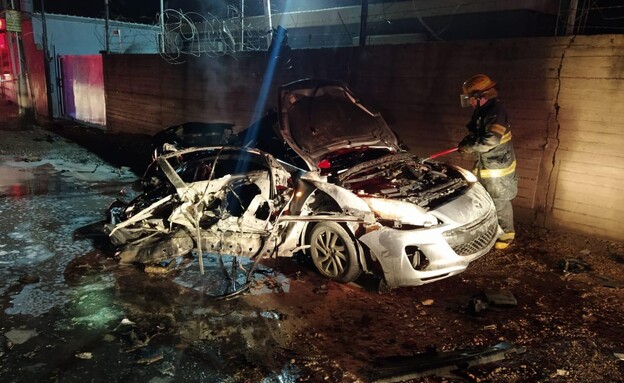 רכב התפוצץ בשכונת דהמשה בין רמלה ללוד (צילום: תיעוד מבצעי כבאות והצלה)
