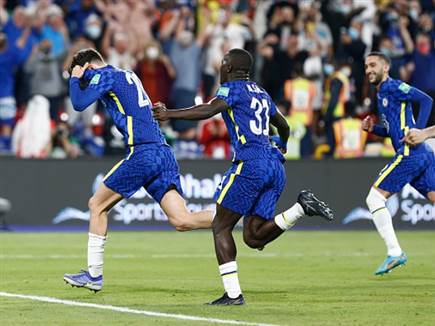 שחקני צ'לסי חוגגים את שער הניצחןן הדרמטי (Getty)